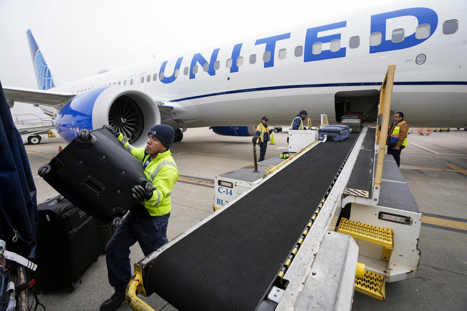 United claim baggage sales